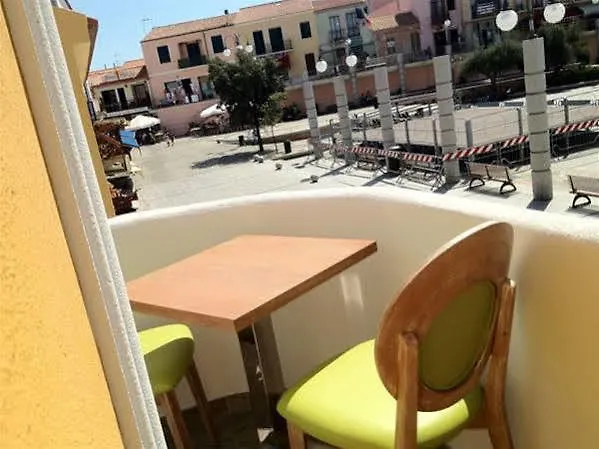 بيت ضيافة La Locanda Di Piazza By Hotel La Contessa سانتا تيريزا غالّورا